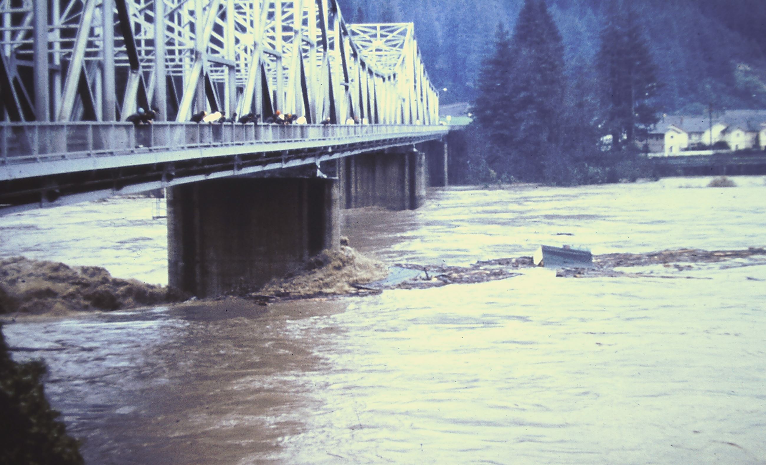 Floodwaters carry a house into a bridge during the Christmas Flood of 1964